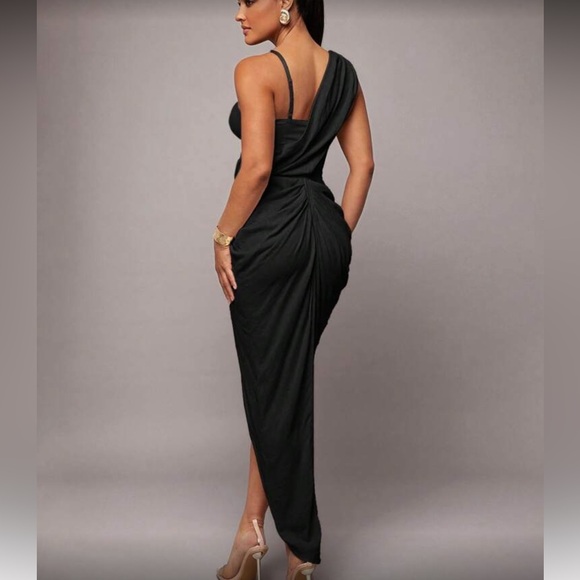 Elegant Black Evening Dress - Picture 2 of 7